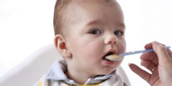 چه غذاهایی تب نوزاد را پایین می‌آورند؟